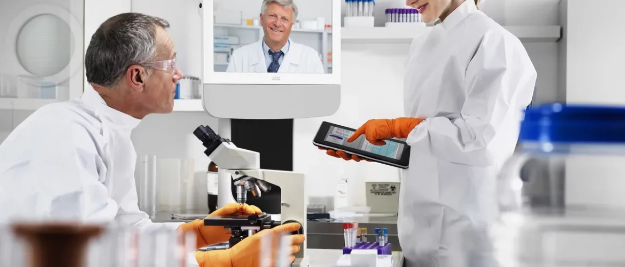 ava-telepresence-robot-in-een-labo