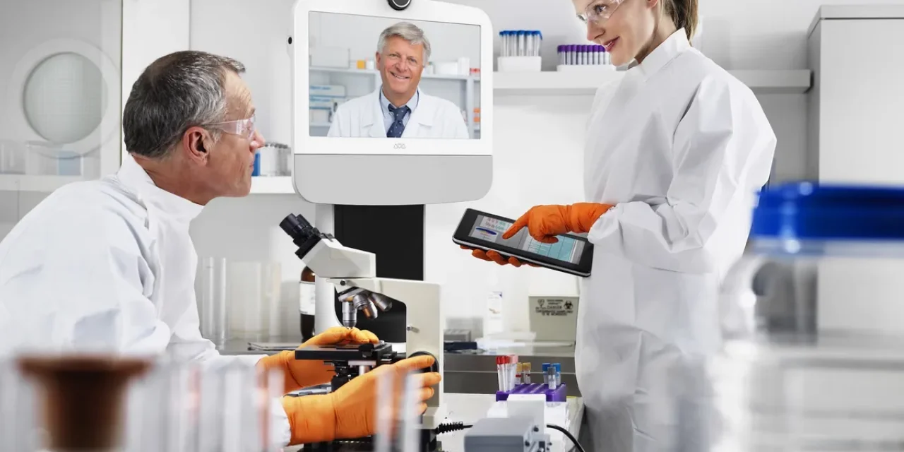 ava-telepresence-robot-in-een-labo